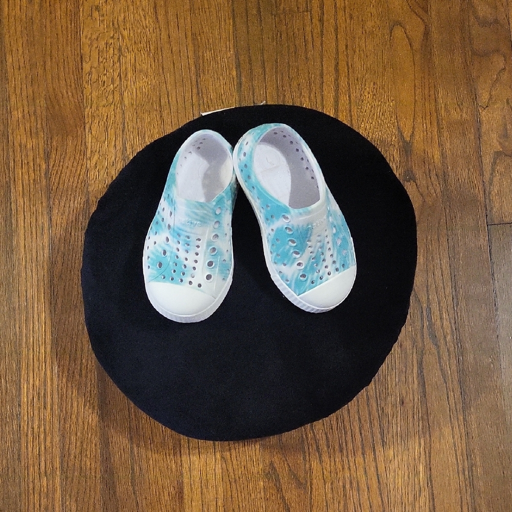 Native Jefferson Blue and White Sneakers with Delicate Design